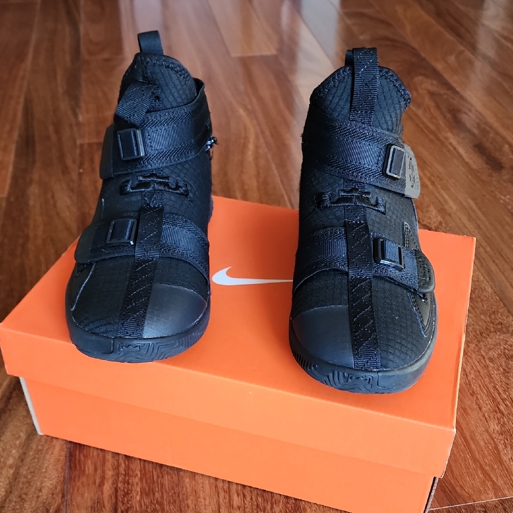 LEBRON Soldier Nike Kids Black High-Top FLYEASE Zipper  Sneakers Size 3.5